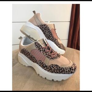Kittenish perfect condition sneakers
